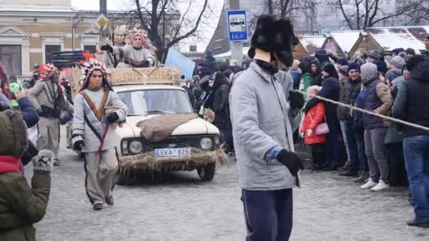 Chernivtsi, Ukrayna - 15 Ocak 2018: Chernivtsi Malanka Festivali. Halk sokaklarda şenliğe insanlar komik kostümler giymiş. — Stok video