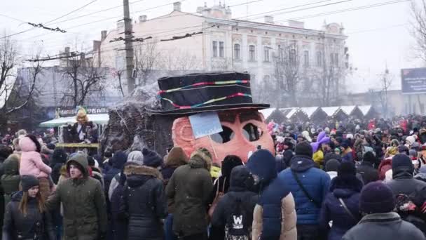 Černovice, Ukrajina - Jan 15, 2018: Malanka Festival v Chernivtsi. Lidové slavnosti na ulicích oblečený lidi v komické kostýmy — Stock video