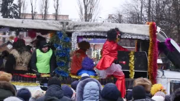 Chernivtsi - Ucrania - 15 de enero de 2018 Las tradicionales jornadas anuales del festival folklore-etnográfico navideño Malanka Fest 2018 en la ciudad ucraniana de Chernivtsi — Vídeos de Stock