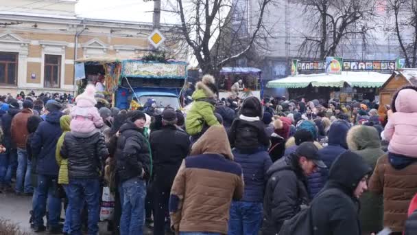 Černovice - Ukrajina - 15. ledna 2018 tradiční každoroční dny vánoční národopisný folklorní festival Malanka Fest 2018 n ukrajinské město Černovice — Stock video