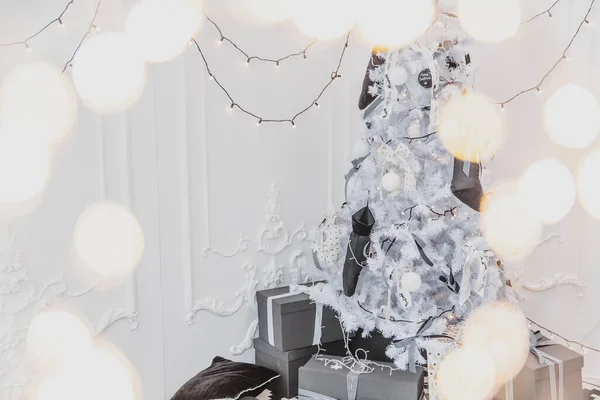 精美的圣诞背景，装饰着银色圣诞树，礼物和彩灯在最前面. — 图库照片