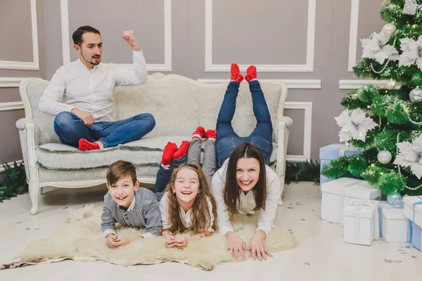 Çocuklar ve ebeveynler yeni yıl akşamı oynuyorlar ve oynuyorlar.. — Stok fotoğraf