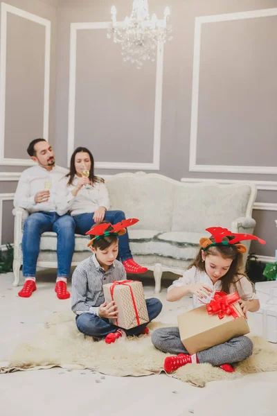 Familia caucásica intercambiando regalos en Nochebuena . —  Fotos de Stock