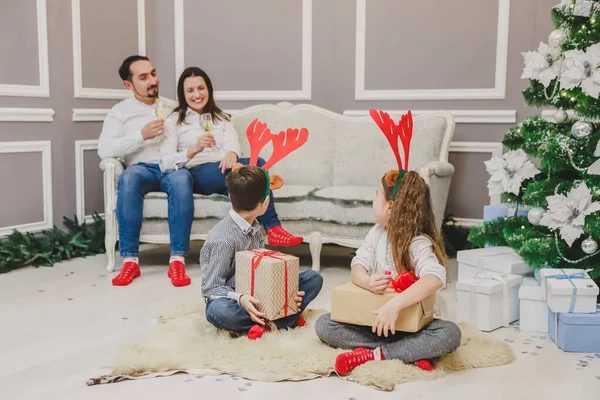 Biała rodzina wymieniająca się prezentami w Wigilię. — Zdjęcie stockowe