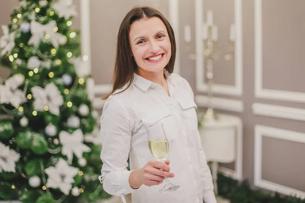 Красивая деловая женщина встречает Новый год с бокалом шампанского, отчаянно смеясь . — стоковое фото