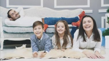 Çocuklar ve ebeveynler yeni yıl akşamı oynuyorlar ve oynuyorlar..