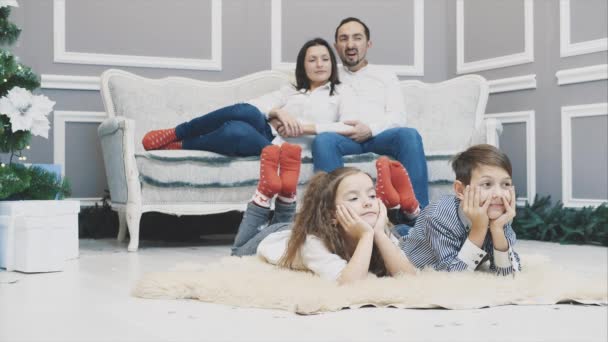 Αργή κίνηση 4k βίντεο με όμορφα μέλη της οικογένειας με κόκκινες κάλτσες είναι σε αναμονή του νέου έτους. — Αρχείο Βίντεο