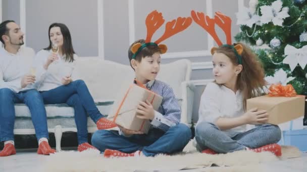 Timelapse 4k video di sorella e fratello nascondendo regali l'uno dall'altro, guardando ostile e accigliato . — Video Stock