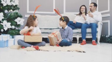 Kafkas ailesi Noel arifesinde hediye değiş tokuşu yapıyor..