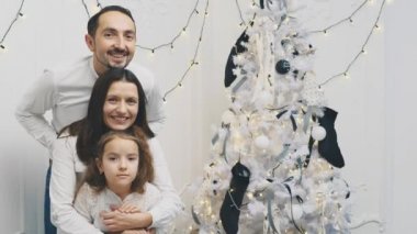 Noel sabahı etrafta oynayan sevimli bir aile, komik bir baba ve kız başlarının üst üste olduğu bir pozisyonda kalırlar, bir kule gibi..