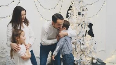 Çocuklar ve ebeveynler yeni yıl akşamı oynuyorlar ve oynuyorlar..