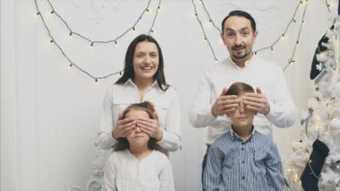 Genç ebeveynlerin Noel arifesinde çocuklarını şaşırtmak için gözlerini kapattıkları bir video..