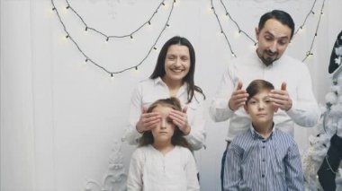 Genç ebeveynlerin Noel arifesinde çocuklarını şaşırtmak için gözlerini kapattıkları bir video..