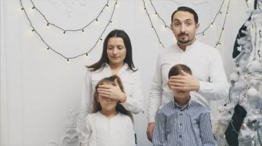 Ebeveynler çocukların gözlerini kapatıyor, sanki Noel sürprizi yapıyorlarmış gibi, ama sonra çocuklara hediye alacak paraları olmadığını gösteriyorlar..