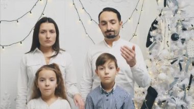 Ebeveynler çocukların gözlerini kapatıyor, sanki Noel sürprizi yapıyorlarmış gibi, ama sonra çocuklara hediye alacak paraları olmadığını gösteriyorlar..