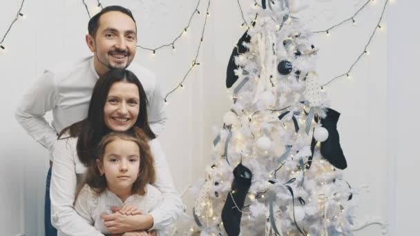 Słodka rodzina bawi się w Boże Narodzenie rano, zabawny ojciec matka i córka pobyt w pozycji, gdzie ich głowy są jeden nad drugim, jak wieża. — Wideo stockowe