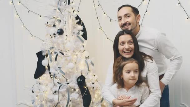 Leuke familie spelen rond op kerstochtend, en pronken met hoe mooi kerstboom ze hebben. — Stockvideo