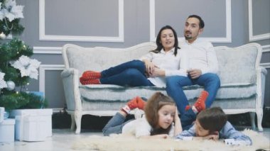 Kırmızı çoraplı sevimli aile üyeleri yeni yıl beklentisi içindeler..