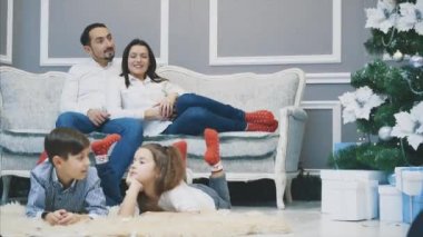 Kırmızı çoraplı sevimli aile üyeleri yeni yıl beklentisi içindeler..