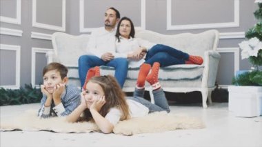 Aile üyelerinden hiç kimse artık yeni yılın gelmesini beklemiyor. Hepsi esniyor ve uykuya dalıyor..