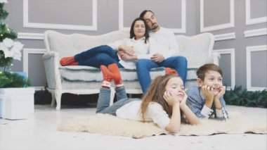 Aile üyelerinden hiç kimse artık yeni yılın gelmesini beklemiyor. Hepsi esniyor ve uykuya dalıyor..