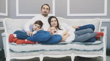 Mükemmel sevgi dolu bir aileyi kucaklayan, gülümseyen ve Noel zamanının sıcaklığını birleştiren bir video..