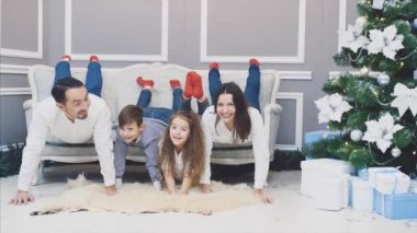 Çocuklar ve ebeveynler yeni yıl akşamı oynuyorlar ve oynuyorlar..