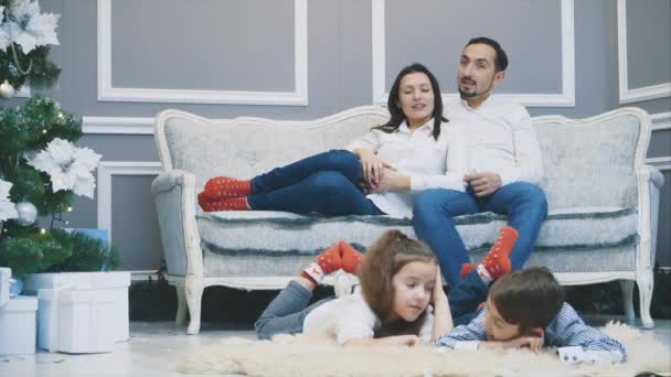 穿着红袜的可爱的家人都在期待新年的到来. — 图库视频影像