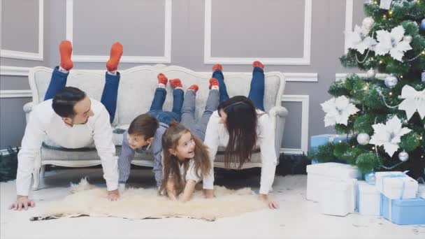 Bambini e genitori stanno giocando e giocando in giro la sera di Capodanno . — Video Stock
