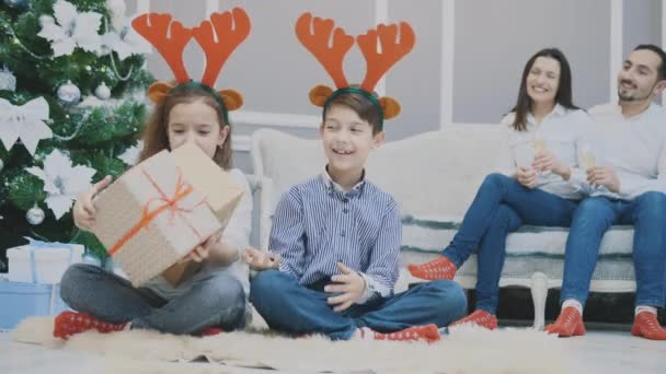 4k video de hermana y hermano escondiendo regalos el uno del otro, mirando hostil y frunciendo el ceño . — Vídeo de stock
