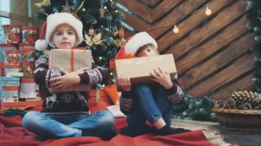 Oğulları ve kızları aileleri için Noel hediyesi hazırlıyorlar ve yaptıkları şeyden gurur duyuyorlar..