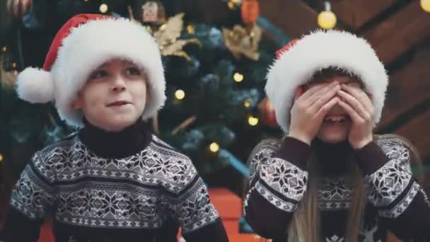 Crianças tolas puxando rostos, passando tempo juntos na noite de ano novo . — Vídeo de Stock