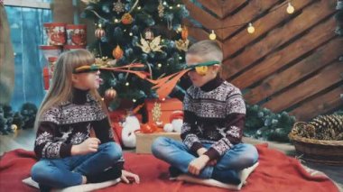 4k video 'da enerjik kız ve erkek kardeş etrafta geyik boynuzları takıp kavga ediyorlar..