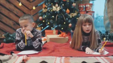 Noel Baba 'nın altında erkek ve kız kardeşlerin 4k videosu, Sevgili Noel Baba' ya yazarken çok iyiydim ve keşke....