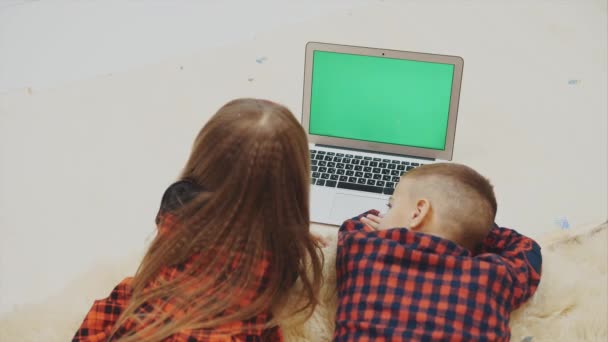 Up-view 4k wideo słodkie dzieci patrząc na laptopa z copyspace obrazu, tekst lub coś innego. — Wideo stockowe