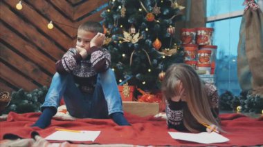 Yoğunlaşmış çocuklar tüm istek ve arzularını düşünüp Noel Baba 'ya mektup yazıyorlar..