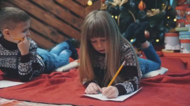 İki tatlı çocuğun 4K videosu Noel Baba 'ya mesaj yazıyor..