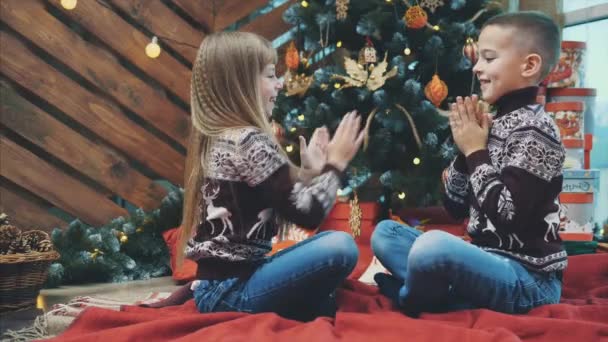 Mutlu arkadaşların el çırpma oyunu oynadığı, Noel atmosferinin tadını çıkardığı ılık bir video.. — Stok video