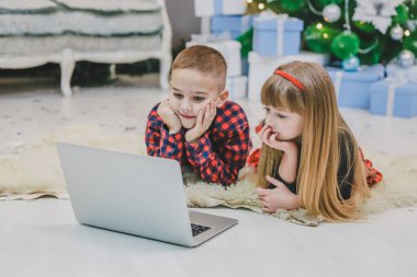 İnanılmaz kardeşler birlikte dizüstü bilgisayarla noel hediyesi alıyorlar..