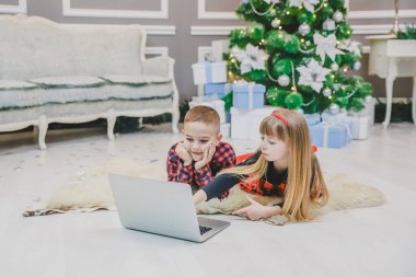 İnanılmaz kardeşler birlikte dizüstü bilgisayarla noel hediyesi alıyorlar..