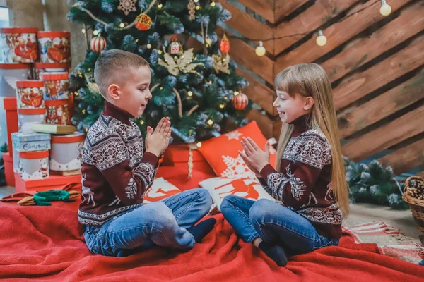 Tibio disparo de feliz amigos jugando aplaudiendo juego, disfrutando de la atmósfera de Navidad . — Foto de Stock