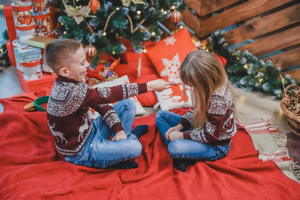 Hermano grosero ofendió a su hermana y se burla de ella, señalándola con el dedo y riendo, chica está molesta . — Foto de Stock