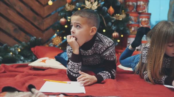 Timelapse 4k video van twee lieve kinderen zijn het schrijven van bericht aan de kerstman. — Stockvideo