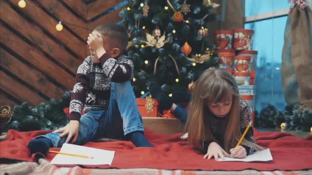 Rallentamento di fratello e sorella sotto la spedizione di Natale Babbo Natale, scrivendo Caro Babbo Natale ero buono e vorrei .... — Video Stock