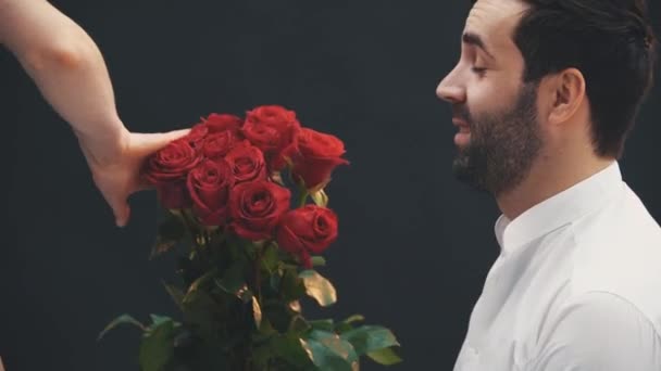 Gesneden video van een knappe man staat op één knie, met ring en rozen in zijn handen, en doet een aanzoek aan zijn vrouw. Ze zegt nee. Ongelukkige man gaat weg, teleurgesteld.. — Stockvideo
