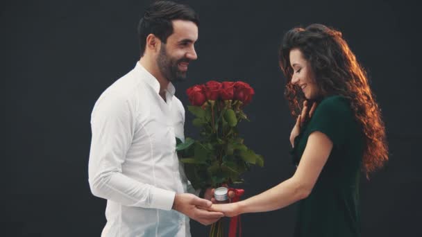 Un hombre guapo le propuso matrimonio a su mujer. Ella dice que sí y sonríe felizmente . — Vídeos de Stock
