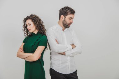 Çift tartıştı ve şimdi arkalarını döndüler ve konuşmadılar..