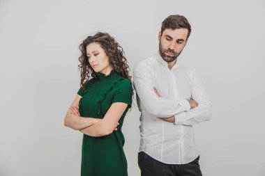 Çift tartıştı ve şimdi arkalarını döndüler ve konuşmadılar..