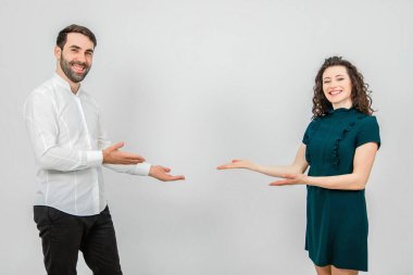 İş ortakları, erkek ve kadın, müşterilere bir proje sunar..