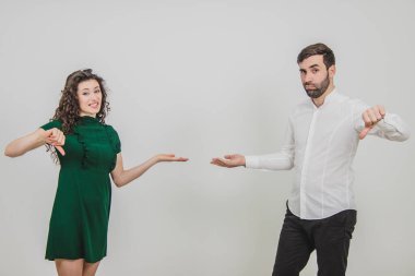 Komik görünümlü girişimciler projeyi reddediyor, sunuyor, aralarındaki beyaz kopya alanını işaret ediyorlar..